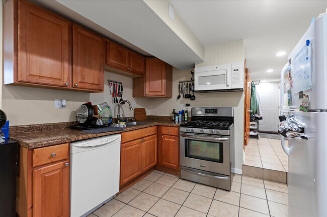 Building Photo - 2028 N Hamlin Ave