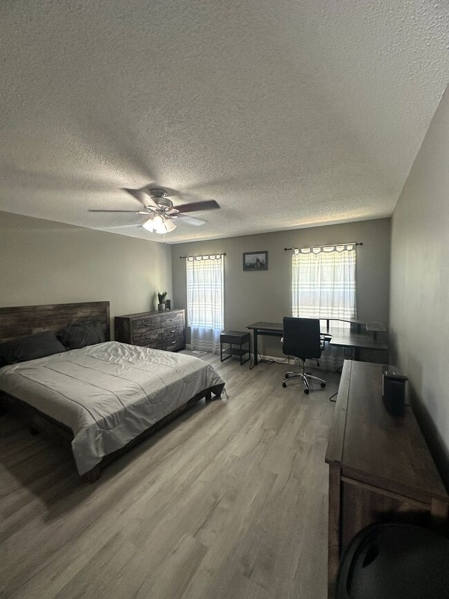 Building Photo - Foxhill Commons Subdivision!  Fully Furnis...