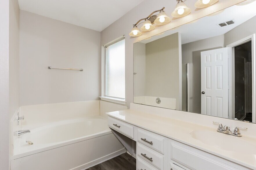 Building Photo - 950 Silver Streak Dr