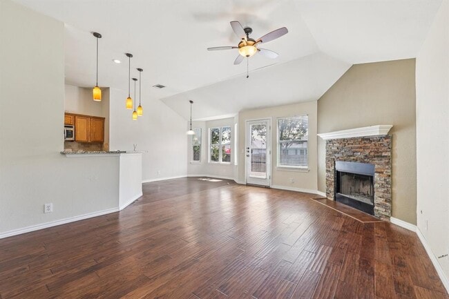 Building Photo - 602 Los Robles Rd