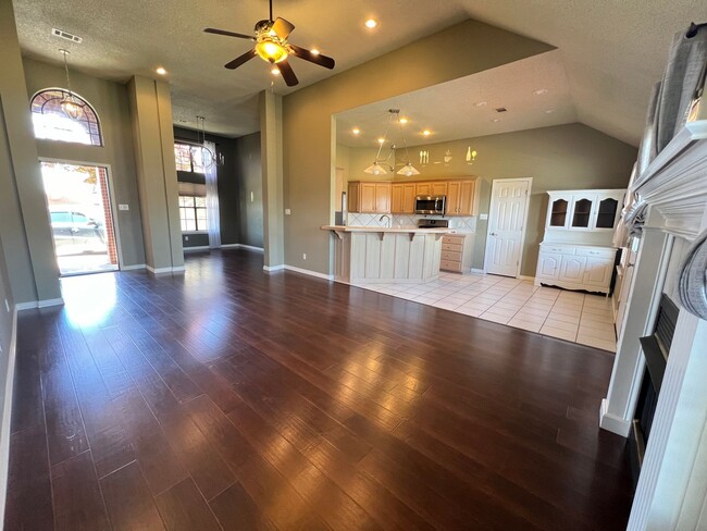 Building Photo - 3 Bed 2 Bath House Right down the road from Northridge Middle School.