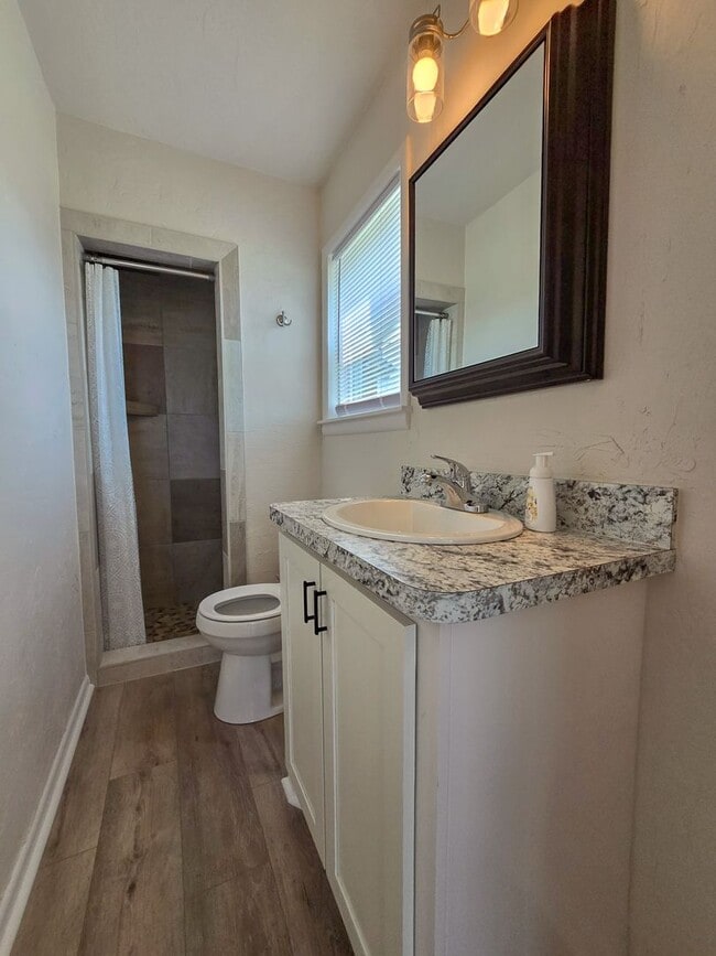 Building Photo - Cute Efficiency Studio Style Home in Shawnee!