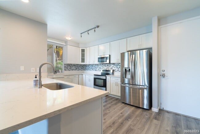 Building Photo - Spacious, Clean, Renovated 2BR/2BA/2Pkg in...