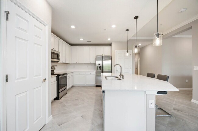 Building Photo - "Spacious 2-Bed, 2-Bath W/Den Condo Retrea...