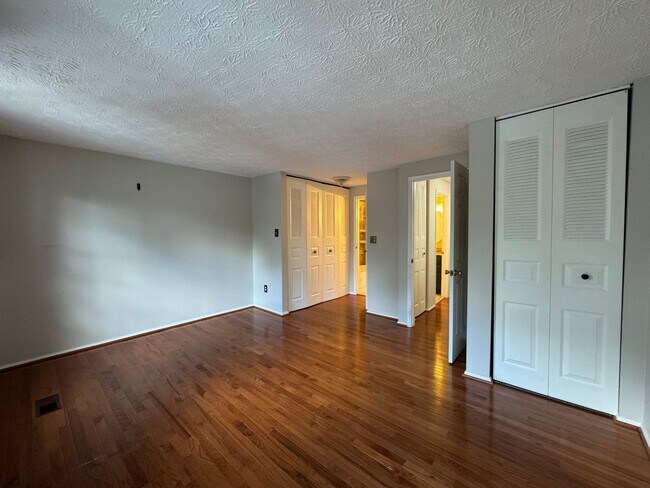 Building Photo - Charming 2 Bed 2 Bath Home Within Convenient Newington Commons Community