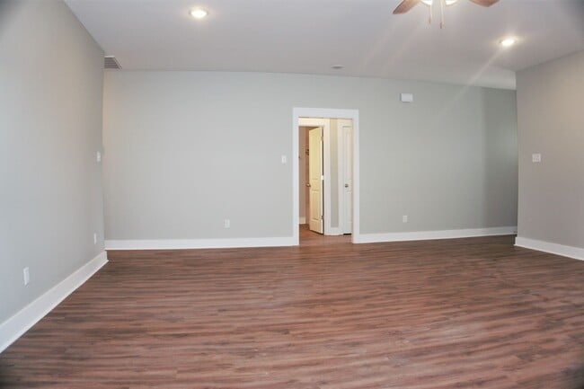 Building Photo - 3 Bedroom, 2 Bath Home in Valley View-  av...