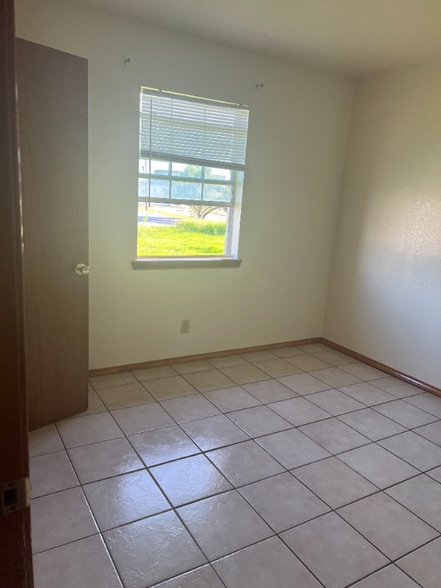 Building Photo - 1000 Wild Rose Ln