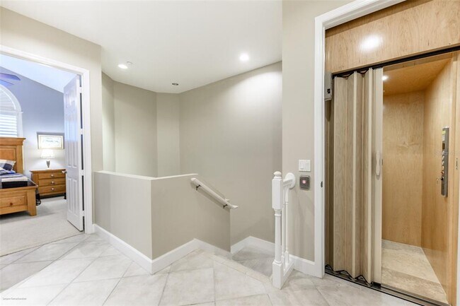 Building Photo - 10300 Tarpon Landings Terrace