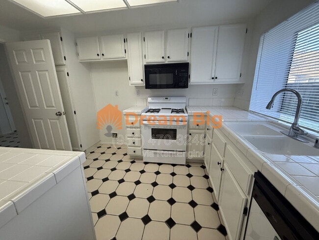 Building Photo - 1585 Stoneykirk Dr