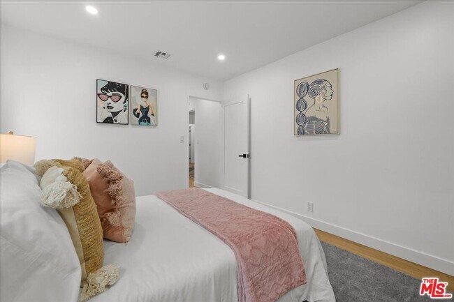 Building Photo - 5815 Saloma Ave