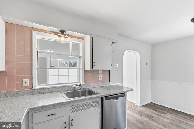 Building Photo - 1206 Sylvan Dr