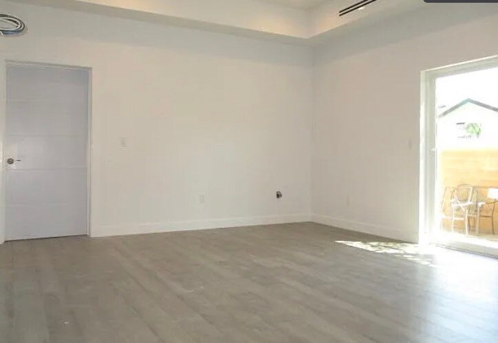 Building Photo - 6848 Encino Ave