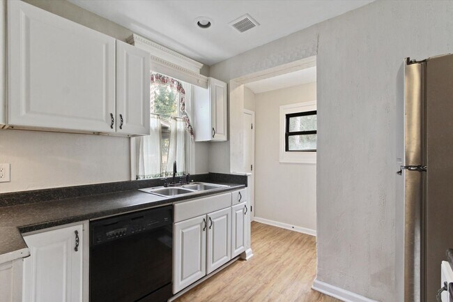 Building Photo - Coming Soon - Spacious 3 Bedroom, 1.5 Bath Home in North York - Central York School District.