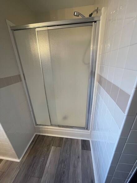 shower - 355-2 11th St