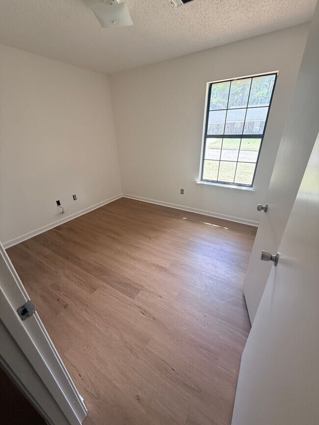Building Photo - 251 Sunset Dr