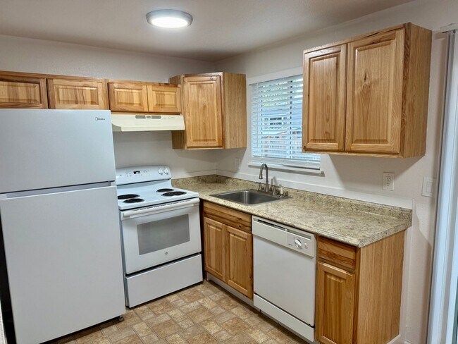 Building Photo - Cool Clean and Crisp-Inner SE Duplex