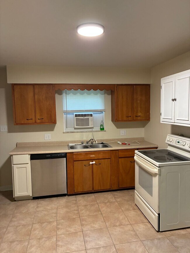 Building Photo - Cozy 2 Bedroom 1 Bath Duplex! Available Now!