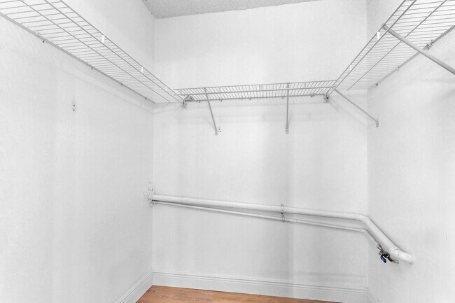 Building Photo - 91 SW South River Dr