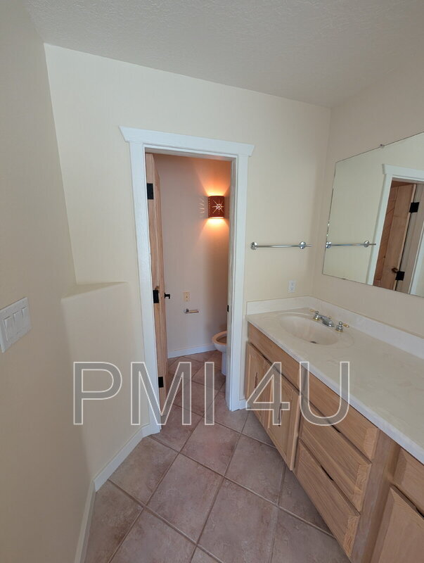 Building Photo - 511 Eugene Ct SE