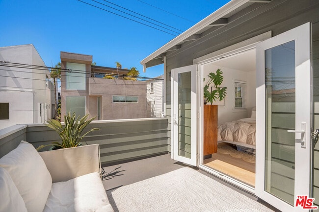 Building Photo - 431 Linnie Canal