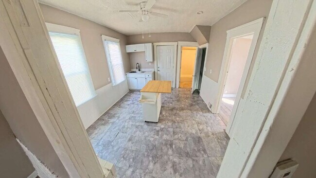 Building Photo - Three Bedroom w/opt 4th bedroom  - Single Family Home!