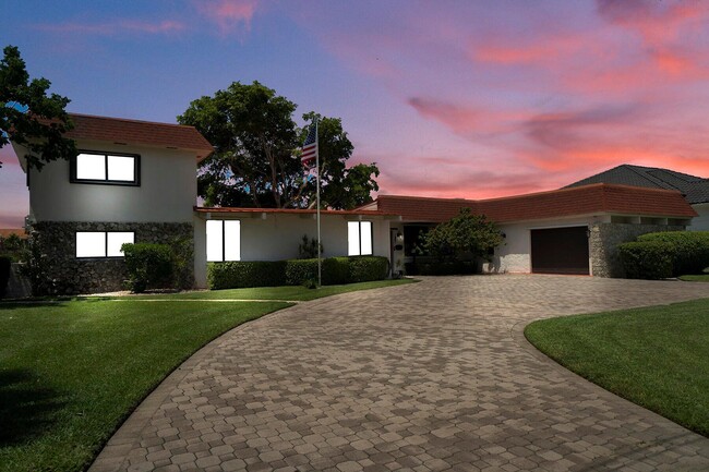 Building Photo - 1901 N Riverside Dr