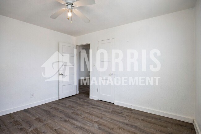 Building Photo - Multi-Unit Space Available NOW!