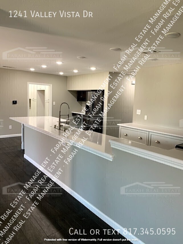 Building Photo - 1241 Valley Vista Dr