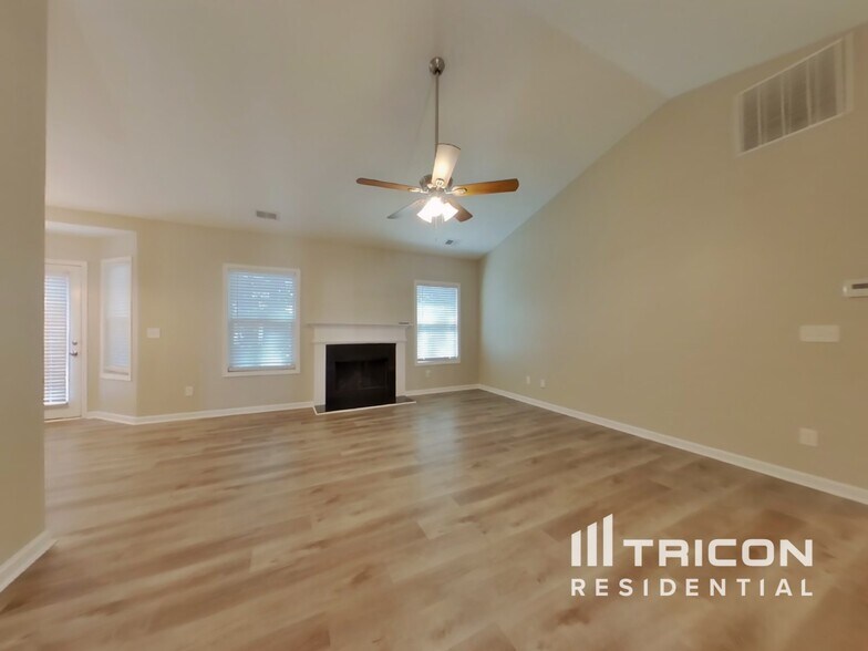 Building Photo - 652 Amberwood Dr