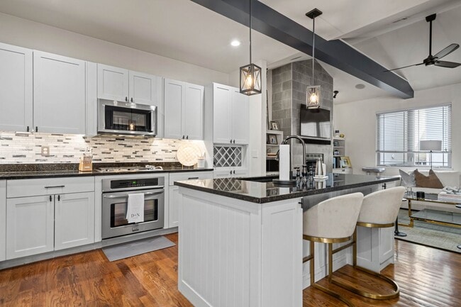 Building Photo - This luxurious townhouse on Cherry St.