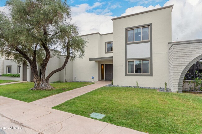 Building Photo - 8212 E Rovey Ave