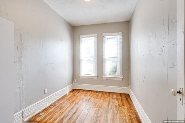 Building Photo - 218 E 8th St