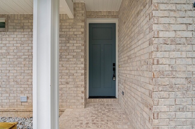 Building Photo - Stylish and Modern Townhome