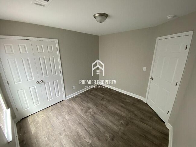 Building Photo - $500 OFF FIRST MONTHS RENT!