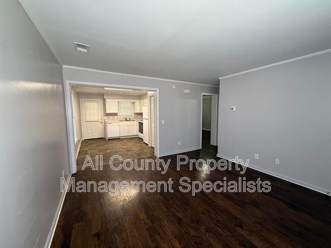 Building Photo - 1908 Greenoaks Rd