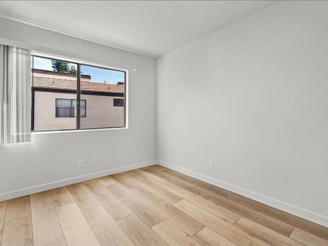 Building Photo - Spacious 3Beds+2.5Baths Townhouse With A B...