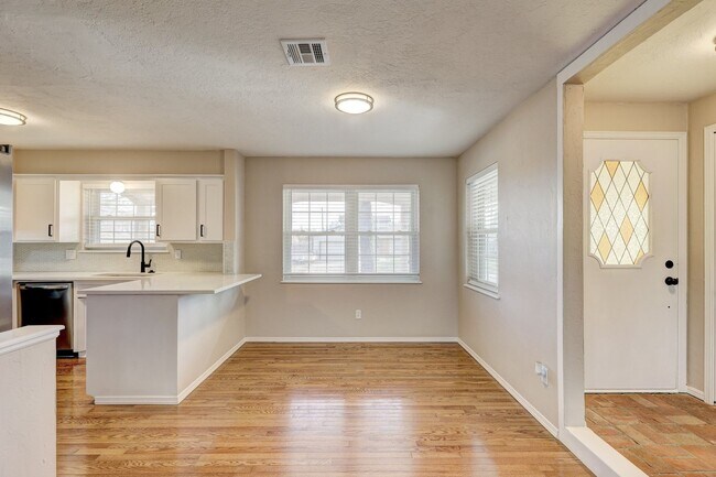 Building Photo - 206 Del Mar Dr