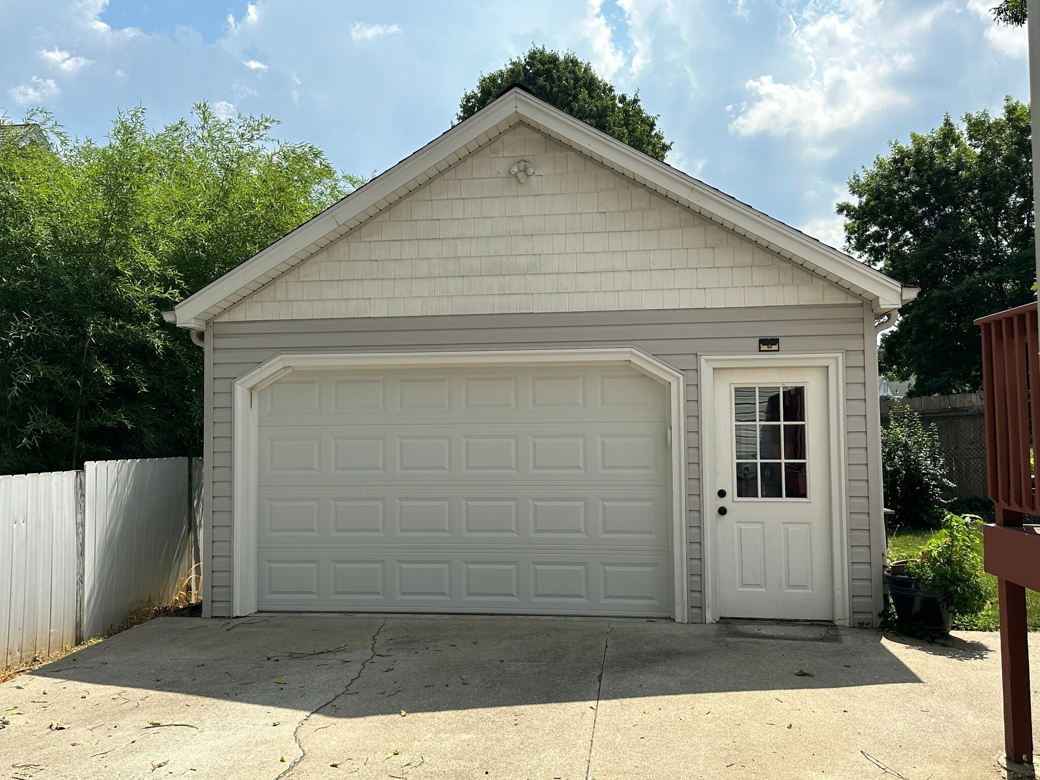 2-car garage with driveway - 4020 Elsmere Ave