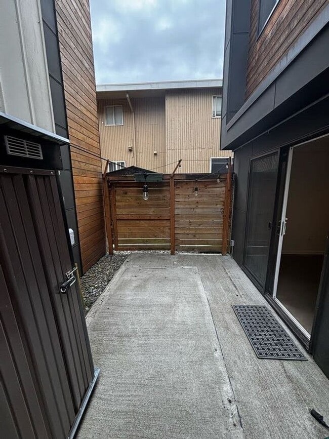 Building Photo - Modern Townhome For Lease Near Columbia City | 2 Bed | 2.5 Bath | A/C | Covered Parking