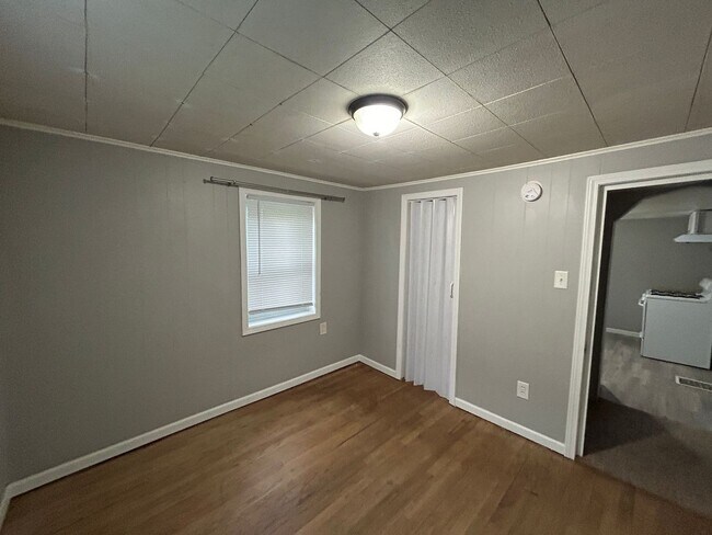 Building Photo - 3 bedroom 1 bath house in East Moline