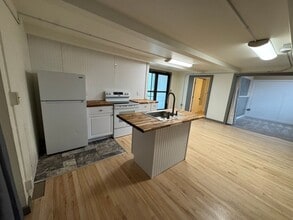 Building Photo - 2nd &amp; Diamond