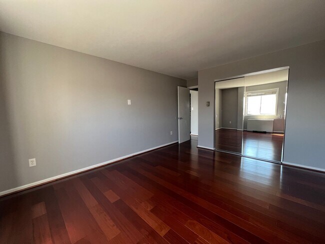 Building Photo - Light-filled Contemporary 1 Bedroom 1 Bath...
