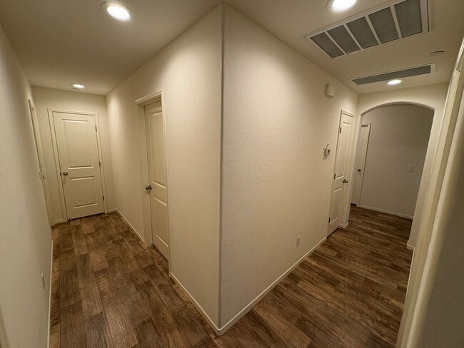 Building Photo - Beautiful Visalia Home Available Now!