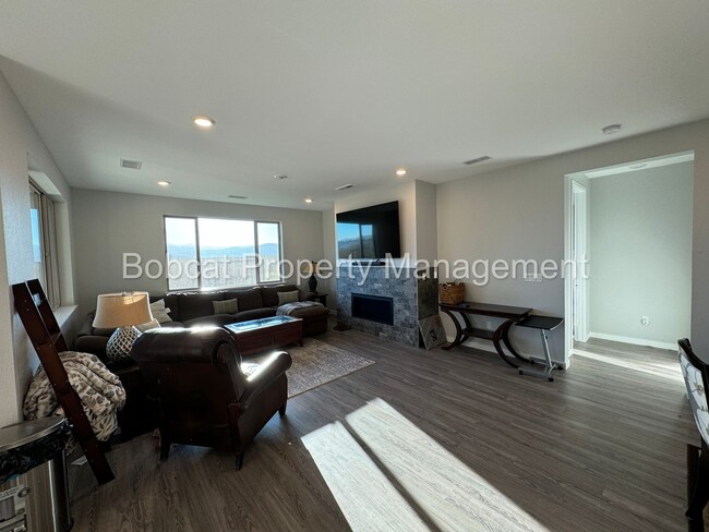 Building Photo - New Ryder Home Tons of Upgrades