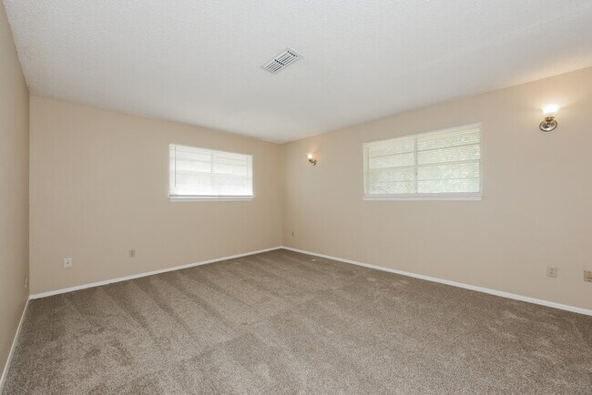 Building Photo - 831 Nature Dr