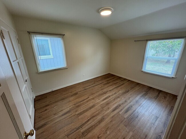 Building Photo - Quaint Midtown Home with New Wood Flooring & Large Yard!!