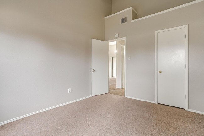 Building Photo - One Side of Very Nice Duplex S Arlington- ...