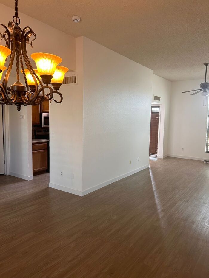 Building Photo - 1136 E Villa Rita Dr