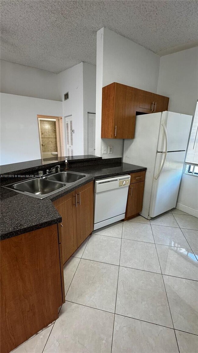Building Photo - 9999 Summerbreeze Dr