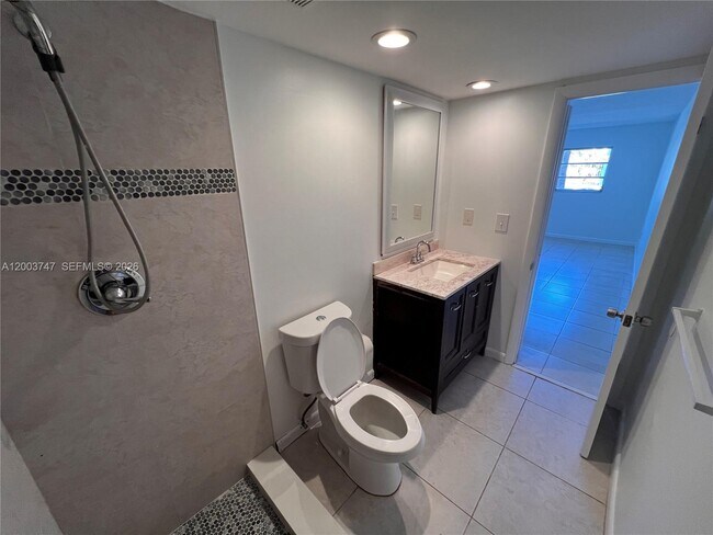 Building Photo - 15221 NE 6th Ave